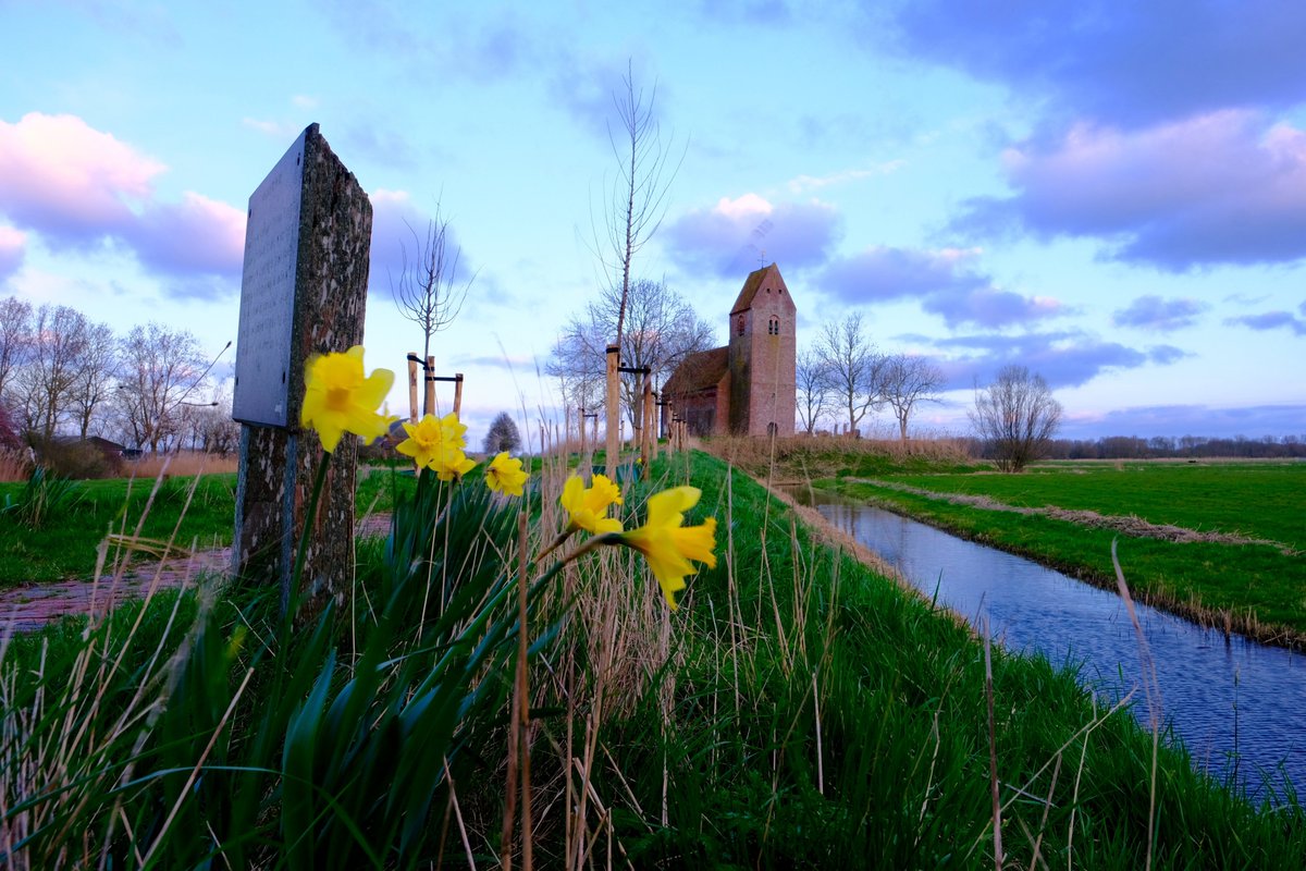 Mauritiuskerk (Marsum)🏰 Het is een plek waar mensen al eeuwenlang samenkomen om te bidden, te zingen en te vieren. Een plek van rust en bezinning, waar de tijd lijkt stil te staan.✨
#mooigrunnen #mooigrunneninbeeld #marsum