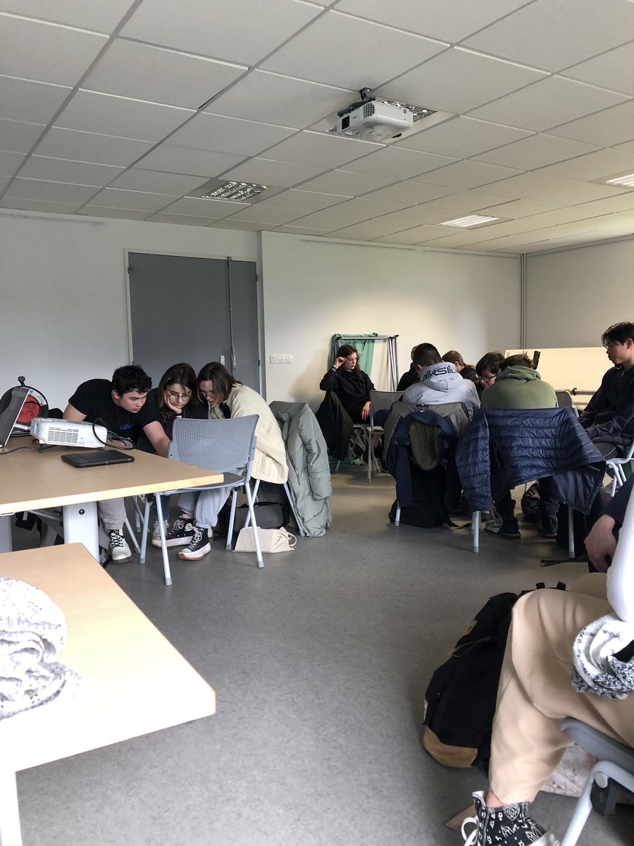 Ateliers autour du numérique pour les classes de 4ème et de 3ème par les intervenants de Familles Rurales 
Sensibilisation à la protection des données personnelles et accompagnement vers des usages numériques en ligne citoyens et raisonnés