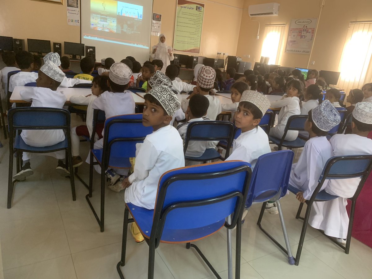 قامت الممرضه بنوعيه الطلبه حول اهميه تنظيف الاسنان وكيفيه المحافظه عليها