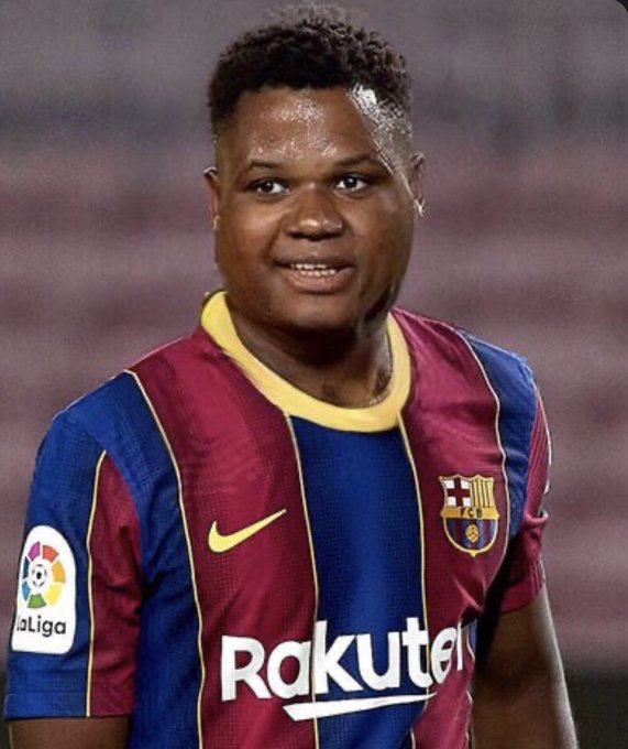 Maupciak's tweet photo. Is this your idol? See what he looks like, closer to a sumo player than a footballer! #fatiout #FCB https://t.co/8rerA3yfbG