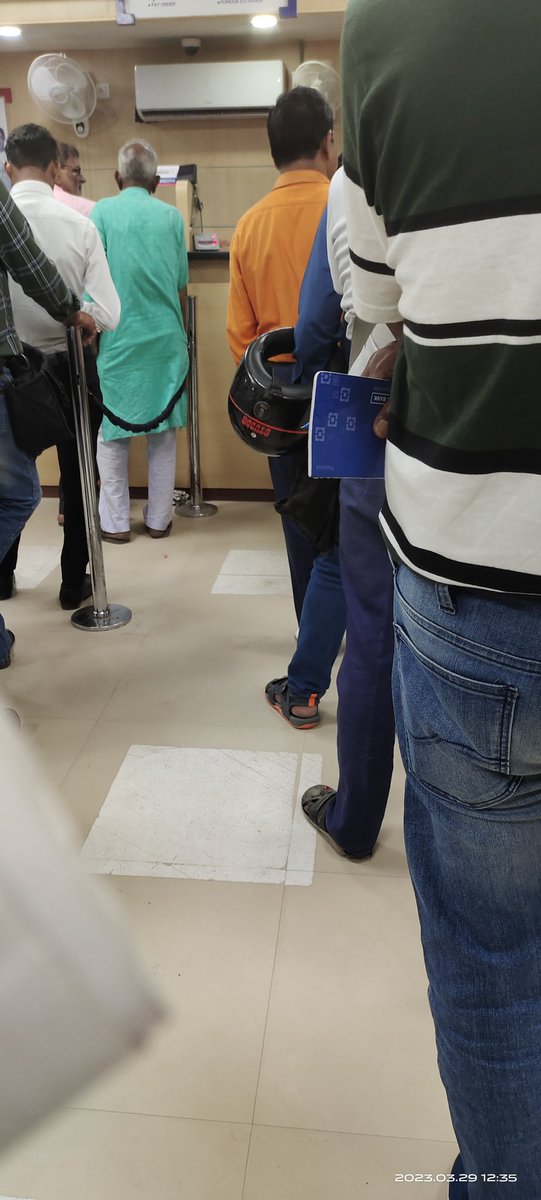 akashask007's tweet photo. @HDFC_Bank @HDFCBank_Cares  extremely saddened by the working culture of hdfc muzaffarpur bank, everyday we have to stay in big que from many years for depositing and withdrawn transaction for more than 2hrs every day, this branch kills our prime time and says no 1 bank of india https://t.co/BOL6dDztCx