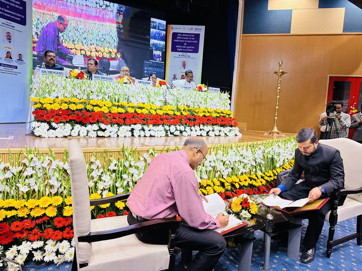 fskulaste's tweet photo. प्रधानमंत्री जी के नेतृत्व में ग्रामीण विकास मंत्रालय के अन्तर्गत डीडीयू-जीकेवाई के तहत कैप्टिव एम्प्लॉयर्स के साथ 19 समझौता ज्ञापन पर हस्ताक्षर हुए। जिसके द्वारा 31000 से ज़्यादा ग्रामीण बच्��ों को प्रशिक्षित करने के साथ-2 बिना उनका समय व्यर्थ किये निश्चित रोजगार दिया जा रहा है। https://t.co/UG52Wd8CvC