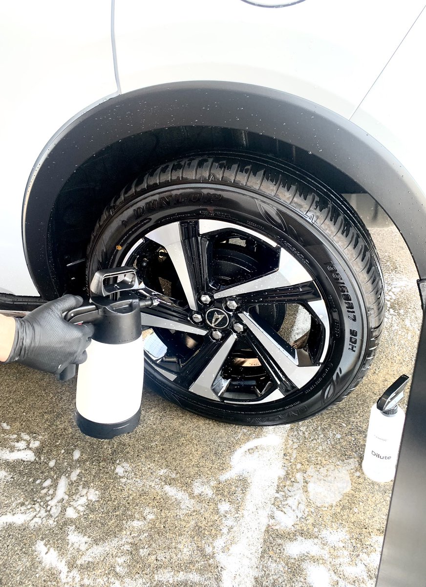 daniel5559's tweet photo. おしゃれは足元から😄タイヤホイール🛞を美しく✨
#洗車
#CARPRO
#ikFoam https://t.co/5DajSOArus