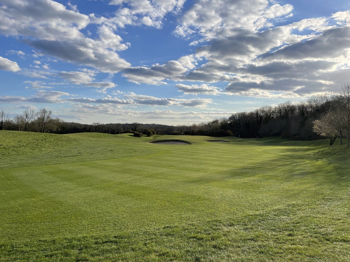 KingsHillGolf's tweet photo. Looking forward to more days like these @CMatKHGC @KingsHillGolf 

Monday gave us a great start to the week, with a hint of what is around the corner 🌤⛳️

Thanks to our greenkeeping team for the lovely photographs. 
#Golf  #greenkeeper #Spring  #mowday https://t.co/gxzMsni1tL