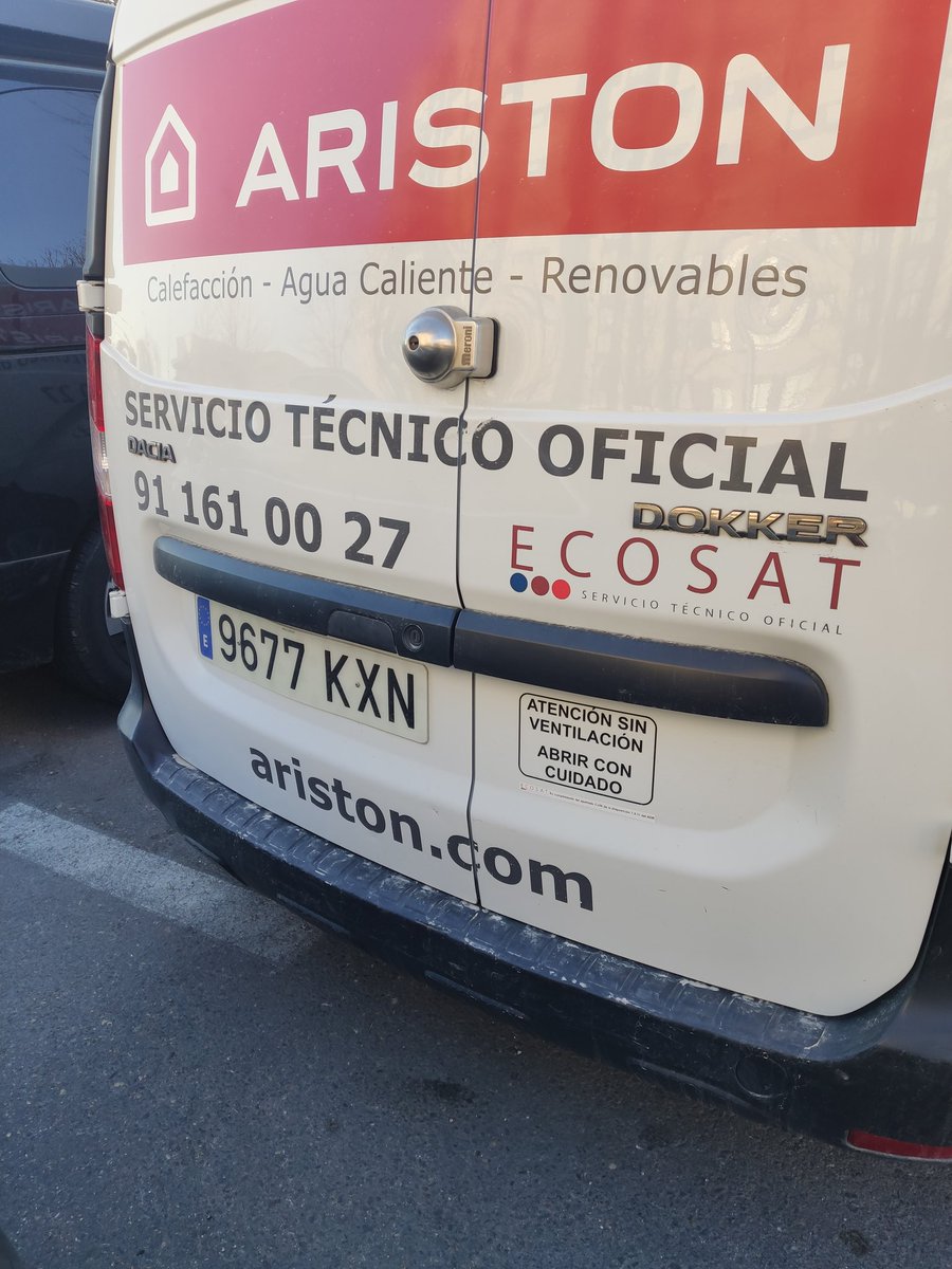 phatri7's tweet image. Éste coche de la empresa #Ecosat Madrid circula sin siquiera seguro obligatorio a terceros. Ojo si te cruzas con el... Te dan datos falsos y se van tan contentos. A ver si con un poco de suerte, le paran en un control de la #Policia y le multan.