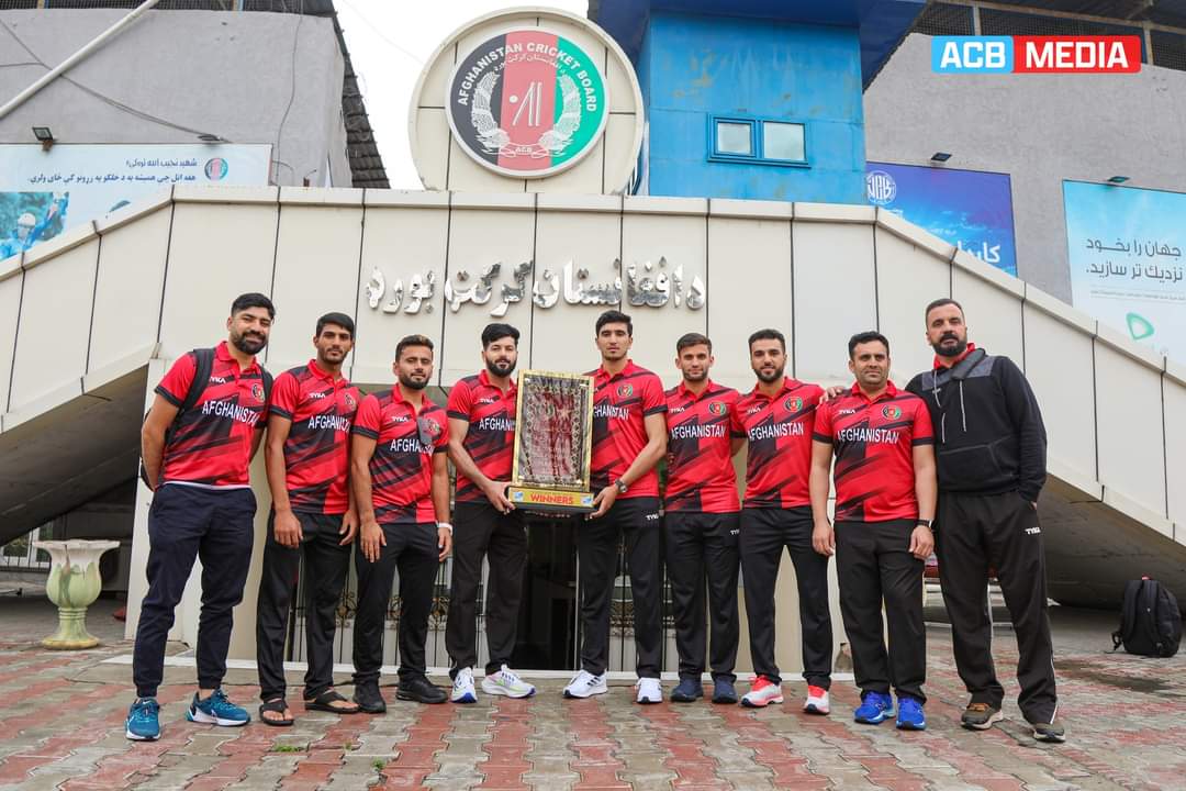 pKarokhail's tweet photo. After a historical series victory over @TheRealPCB in UEA, @ACBofficials players have arrived in Kabul Wednesday morning &amp; warmly welcomed by Afghans fans @Kabulairport https://t.co/bJ89oFxoR6
