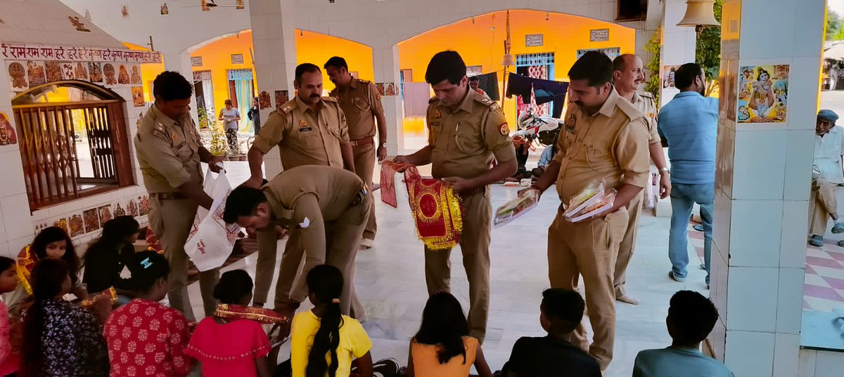 lkopolice's tweet photo. @lkopolice ने बच्चों संग बांटी खुशियां। 

#दुर्गा_अष्टमी के अवसर पर आदर्श कुष्ठ आश्रम में बच्चो को चुनरी ओढ़ा कर किताबे, मिठाई व उपहार दिये गये। 

#UPPolice 
#Lkopolice_On_Duty https://t.co/5MO8eaXejL