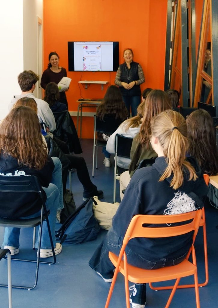 Taller per ajudar a començar la recerca de #feina per la temporada d'estiu .

✅ Sessió grupal sobre l'estructura d'un bon currículum i els sectors que més necessiten personal, al Punt Jove de #Balenyà   #MancoOcupacio #joves