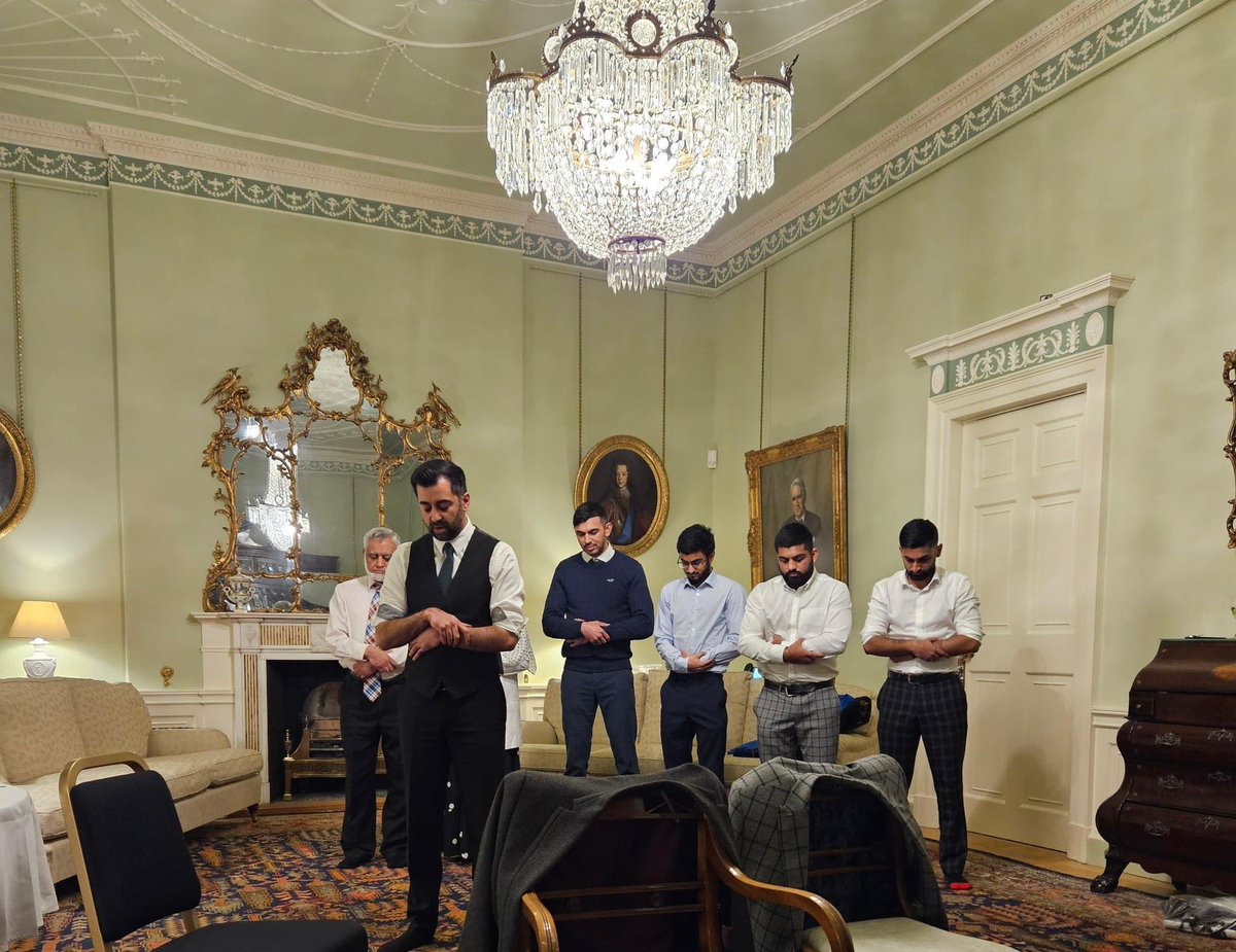 ekranhabercom's tweet photo. İskoçya'nın ilk Müslüman Başbakanı seçilen Hamza Yusuf, Başbakanlık resmi konutundaki ilk gününde ailesine namaz kıldırdı. #iskocya https://t.co/J1XX3Vwtnz