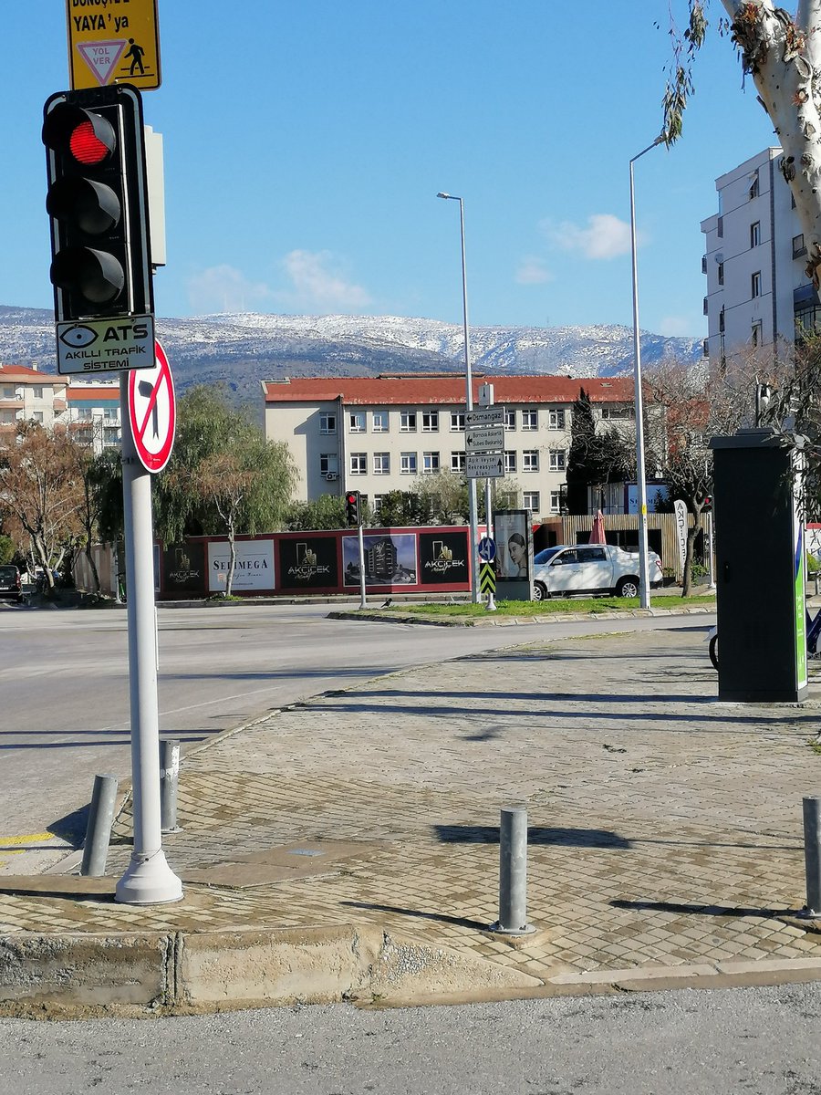 Nisan ayına gircez İzmir'in dağlarında karlar açtı.