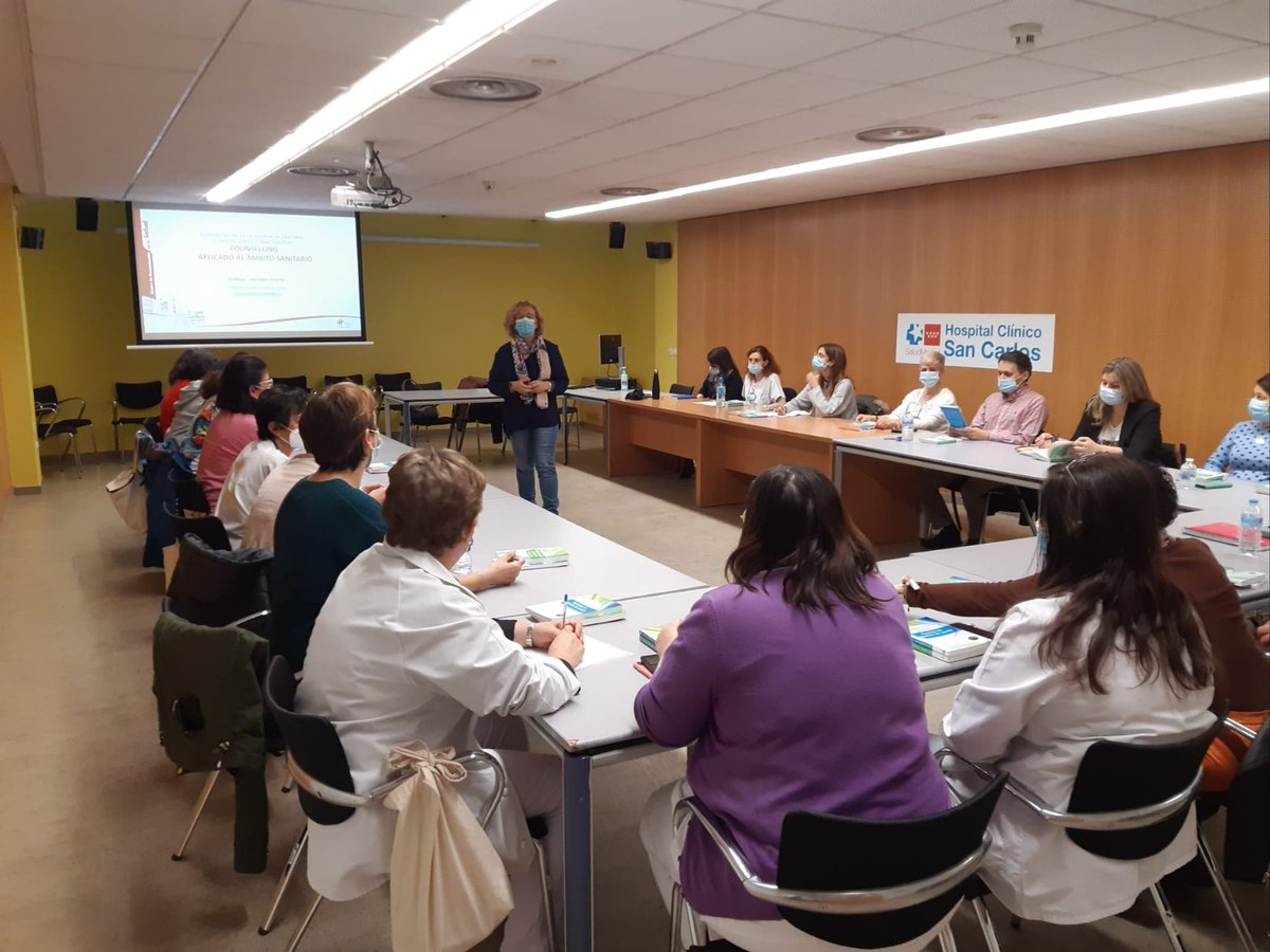 Humanizar_es's tweet photo. Esta semana estamos en el HospitalClínicoSan Carlos  HCSC  @Humanizar
Impartiendo formación sobre 🗣🤲#counselling y #relacióndeayuda

👉#Humanizar es también aprender #actitudes y habilidades de Counselling para el trato con #pacientes y #allegados

#somosclinico #humanizacion https://t.co/mK2tyeNTml