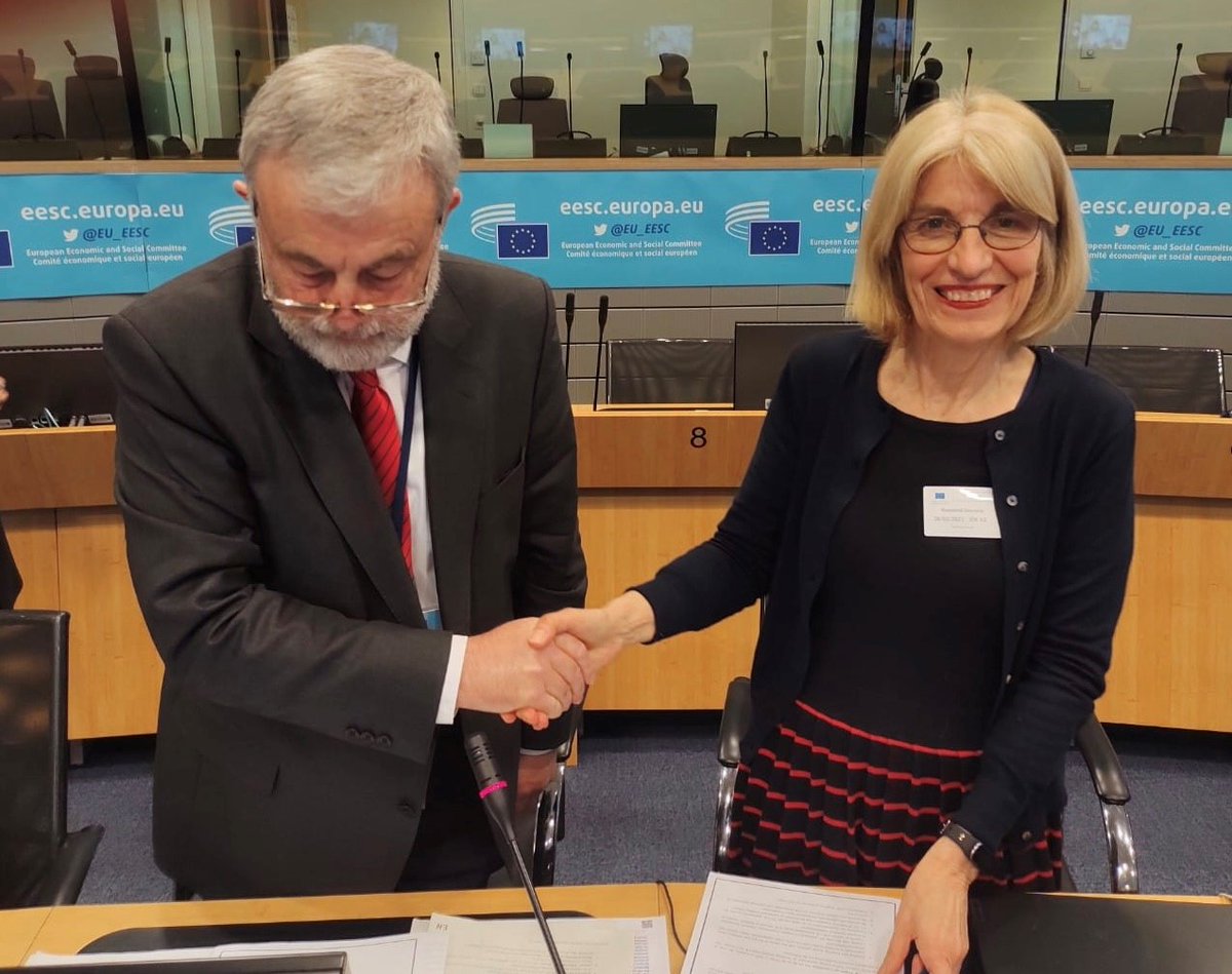 EESC_REX's tweet photo. 🇪🇺🇬🇧👏A step towards more engagement &amp; a constructive dialogue &amp; wide consultation with #CivilSociety!
@EU_EESC &amp; @CSAllianceUK  have just signed a Memorandum of Understanding with the purpose of: 👉mapping areas for cooperation &amp; 
👉strengthening relations between EU &amp; UK CSOs https://t.co/yfuqgJpCPB