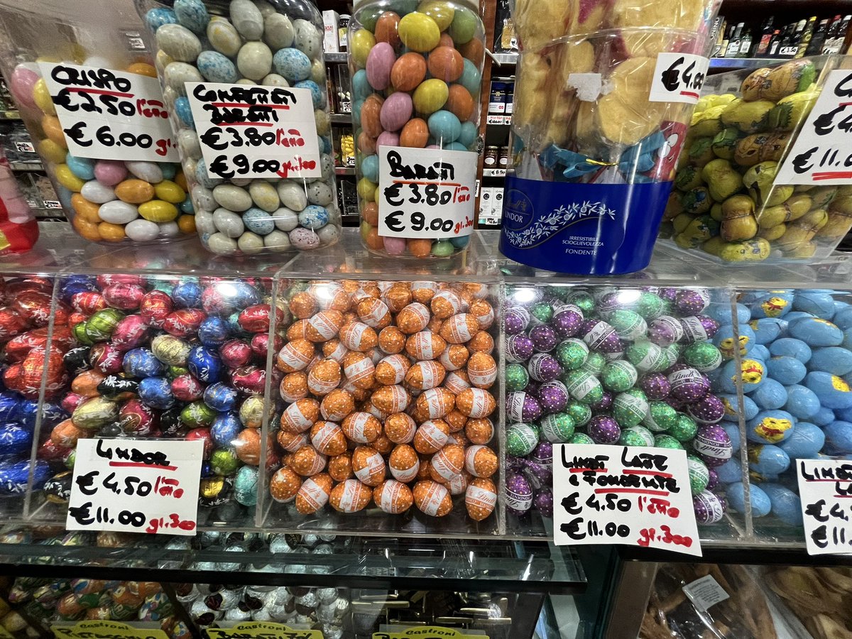 bimbunbababa's tweet photo. #2023年のイースターは4月9日
街に溢れる #イースターエッグチョコ 

ローマに暮らし始めた頃…大きなエッグチョコが欲しくて、でも買えなくて、、、
そんな思いを知る由もない同僚が買ってくれたデカエッグチョコの記憶…

 #ミニサイズ エッグ #イタリア土産 #量り売り #ローマ旅行 #venchi https://t.co/TNPDWNzuUj