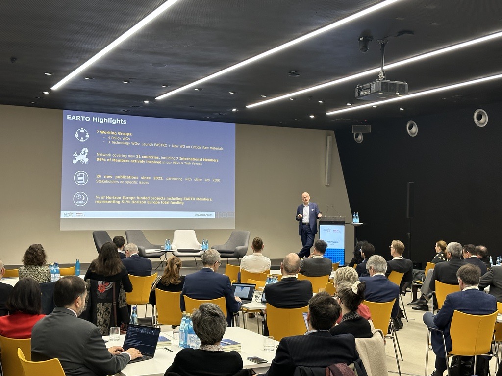 EARTOBrussels's tweet photo. "¼ of @HorizonEU funded #EUprojects include #EARTO Members representing 51% @HorizonEU total funding"‼️👏🇪🇺 says EARTO President during the #EARTOAC23 🙌 @ahavasara @VTTFinland @EURAC
https://t.co/8VCnXnhbjM https://t.co/HjlrFqRHyR