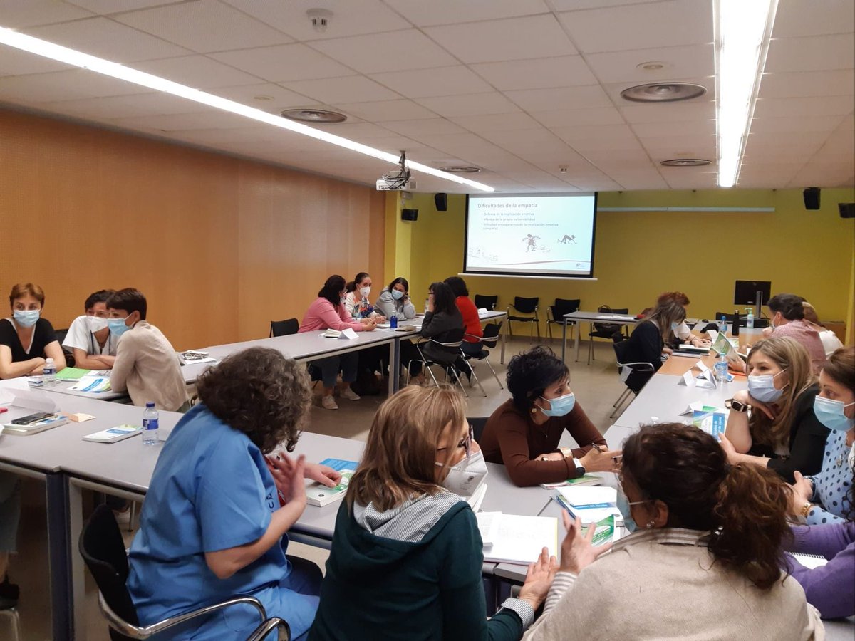Humanizar_es's tweet photo. Esta semana estamos en el HospitalClínicoSan Carlos  HCSC  @Humanizar
Impartiendo formación sobre 🗣🤲#counselling y #relacióndeayuda

👉#Humanizar es también aprender #actitudes y habilidades de Counselling para el trato con #pacientes y #allegados

#somosclinico #humanizacion https://t.co/mK2tyeNTml