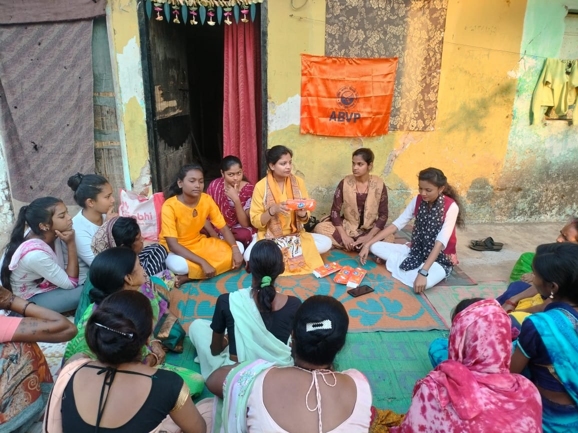 abvpcg's tweet photo. एबीवीपी धमतरी इकाई द्वारा चलाए जा रहे  #RitumatiAbhiyan, स्थानीय सेवा बस्ती में महिला एवं बहनों के मध्य सैनिटरी नैपकिन वितरित करते हुए चलाया गया तथा सभी को स्वास्थ्य संबंधी विषयों के संदर्भ में जागरूक किया गया। इस अवसर पर मध्य क्षेत्रीय छात्रा प्रमुख वसुंधरा सिंह जी उपस्थित रही। https://t.co/MsOiShxjh3