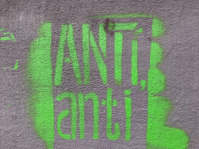 joachimhake's tweet photo. "Kritiker, die sowohl vernichtende wie zustimmende Kritiken schreiben, schreiben, wenn sie zustimmen, viel schöner als wenn sie verreißen. " 

Martin Walser, Kinderspielplatz, 2008, 23f.

Der Kontext dieses Satzes auf meinem Facebook-Account... https://t.co/R40ngF37Uo https://t.co/uhaNgxB1cf