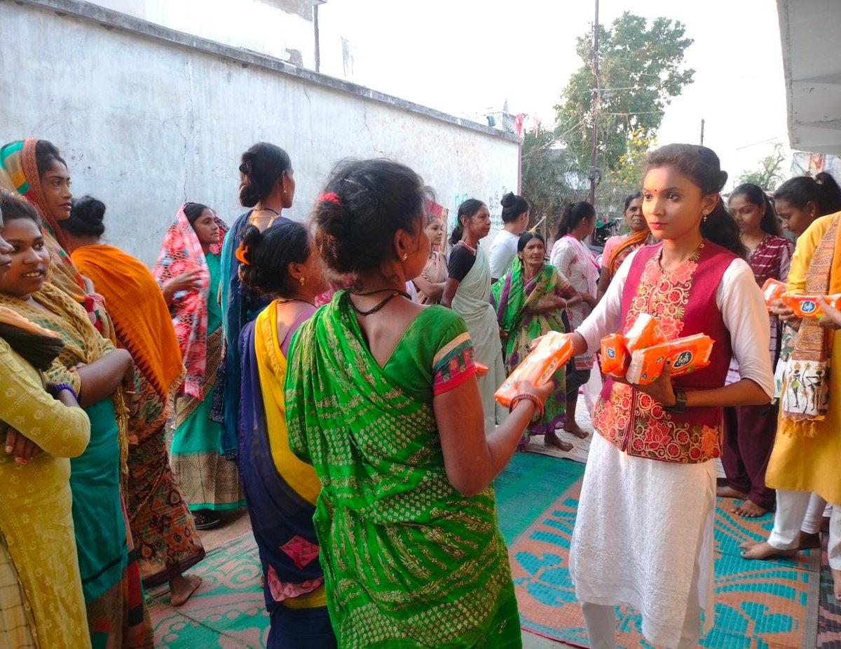 abvpcg's tweet photo. एबीवीपी धमतरी इकाई द्वारा चलाए जा रहे  #RitumatiAbhiyan, स्थानीय सेवा बस्ती में महिला एवं बहनों के मध्य सैनिटरी नैपकिन वितरित करते हुए चलाया गया तथा सभी को स्वास्थ्य संबंधी विषयों के संदर्भ में जागरूक किया गया। इस अवसर पर मध्य क्षेत्रीय छात्रा प्रमुख वसुंधरा सिंह जी उपस्थित रही। https://t.co/MsOiShxjh3