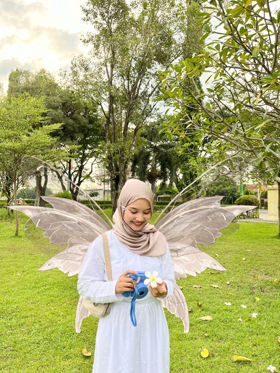 kinaanan's tweet photo. —— Dress Cantik untuk Lebaran 🧚🏼‍♀️💐💖✨

Cocok banget buat lebaran karna lucu abieezz 🥹💗✨

❀ Full furing di dress warna putih, jadi tidak trawang yaa 
❀ Ada kancing di lengan bawah, mempermudah untuk wudhu
❀ Busui friendly juga karna kancing hidup didepan https://t.co/eRpyfsvPpX
