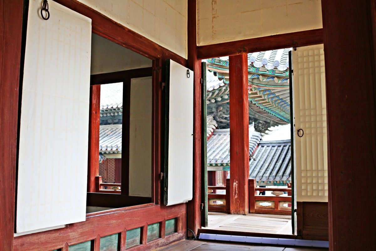 cgglove's tweet photo. 활짝 열린 창경궁 전각의 창호(窓戶)

덕분에 궁궐 내부에는 액자가 걸렸습니다.

평소에는 닫혀 있던 궁궐의 창호는
4월~10월, 09:00~17:00에 개방하며,
창호 개방으로 전각 내부를 자유롭게 관람하실 수 있습니다.

*기상 악화 시(강우, 바람)에는 개방하지 않습니다.

#창경궁 #궁능유적본부 https://t.co/EqAMwUUtxw