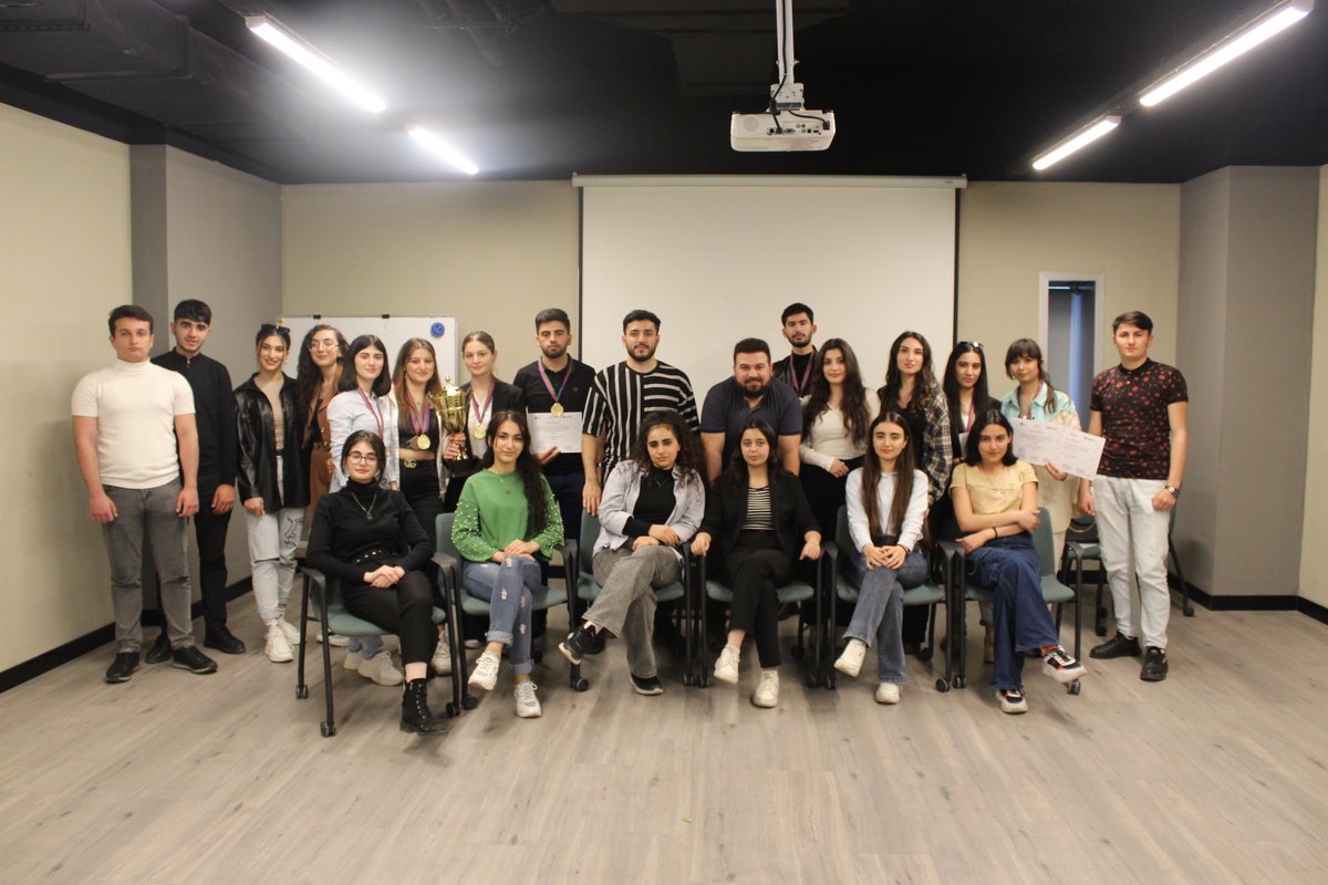 DVC-nin Milli Debat Proqramı çərçivəsində “Gələcəyini qur” layihəsinin Debat klubunun təcrübə turnirində 12 komanda iştirak edib. 
Turnirin qalibi "Artefakt" komandası olub.

#DVC #BYF #Azdebate #BYFdk #DebatKlublarımız