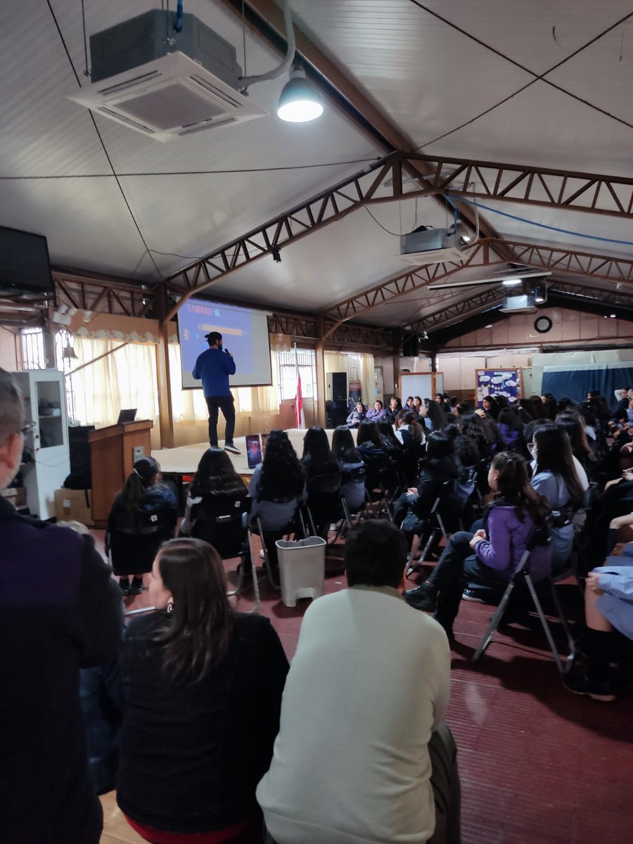 astroudec's tweet photo. 🏫 A la vez que llenábamos el Teatro Municipal de Los Ángeles, los estudiantes de enseñanza básica de la Escuela José Manso de Velasco disfrutaron de la charla "Explorando el Planeta Rojo" dictada por el Equipo de Divulgación Astronómica, EDA.
😍🌌🙌
#AstroUdeC https://t.co/Sa0gDc1RsO
