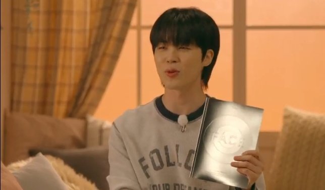 jiminielove_'s tweet image. Ele mostrando o álbum Face todo orgulhoso. Estou chorando 😭💜
#liveface #Jimin_FACE