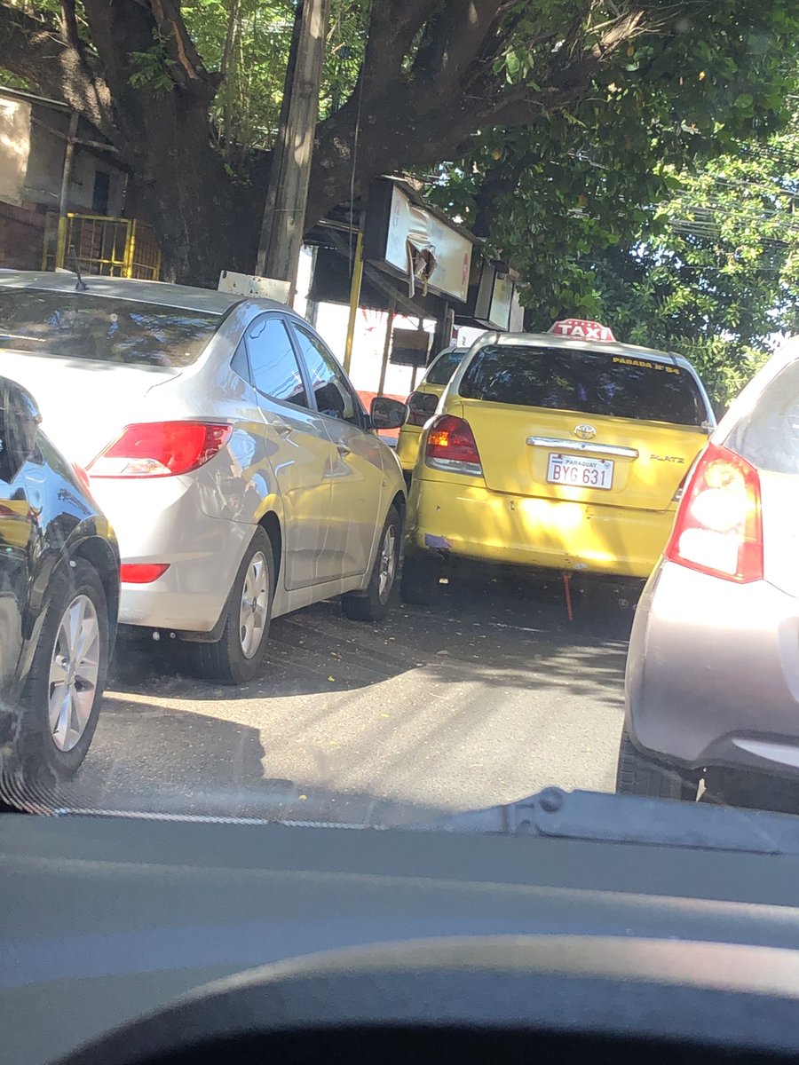 Si tu auto es este Hyundai Accent este Taxi al intentar estacionar te dejo un regalo amarillo en el para golpe lado acompañante.
📍 Copado de Gral Burgués
