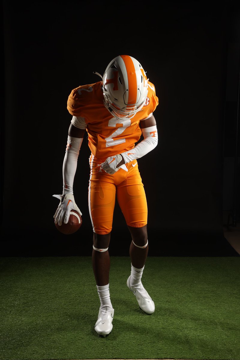 JayHarper_2's tweet photo. Tennessee fans, how I look? 🍊🍊@Coach_Nez_ @CoachTimBanks @LevornH @CoachET3 https://t.co/O1u79WHVDv