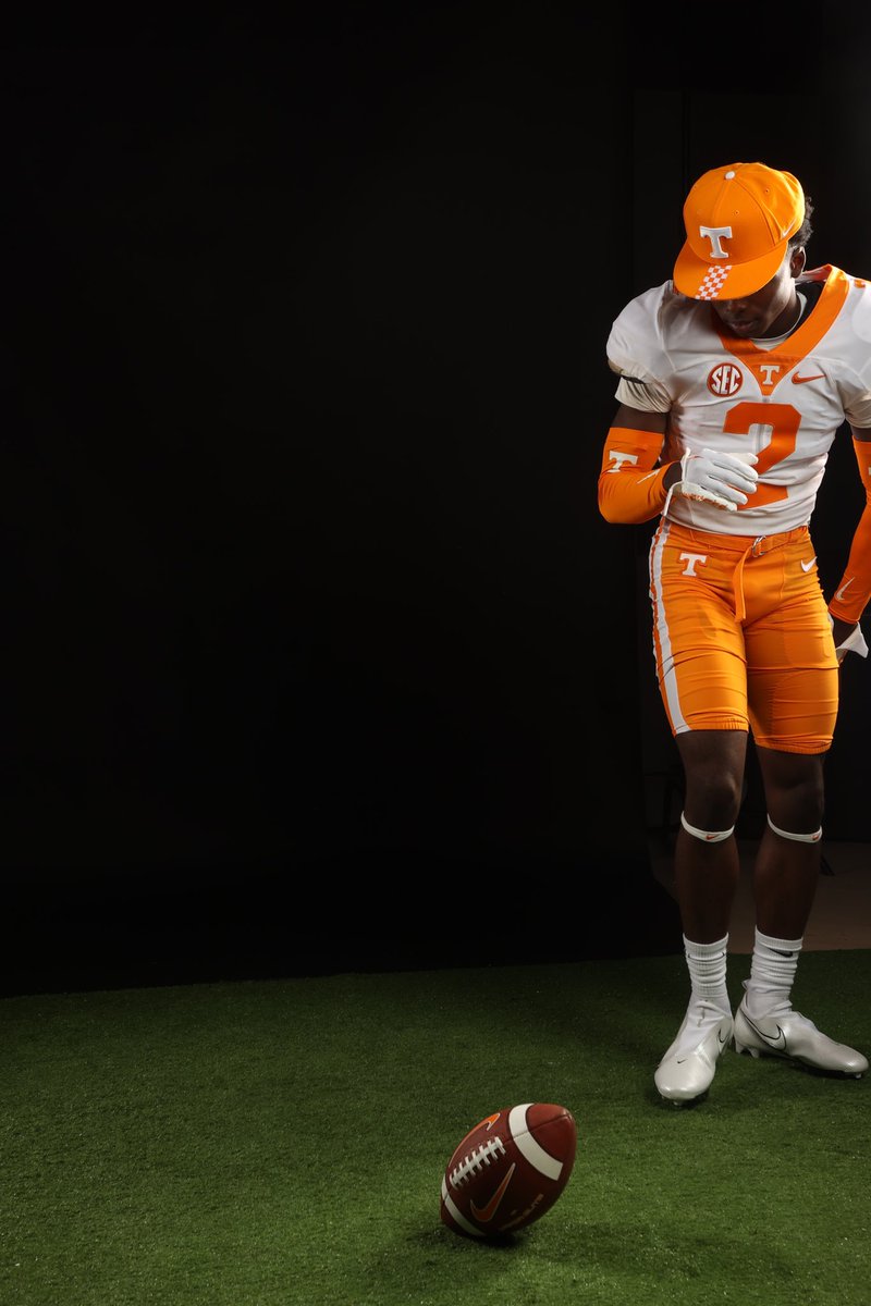 JayHarper_2's tweet photo. Tennessee fans, how I look? 🍊🍊@Coach_Nez_ @CoachTimBanks @LevornH @CoachET3 https://t.co/O1u79WHVDv