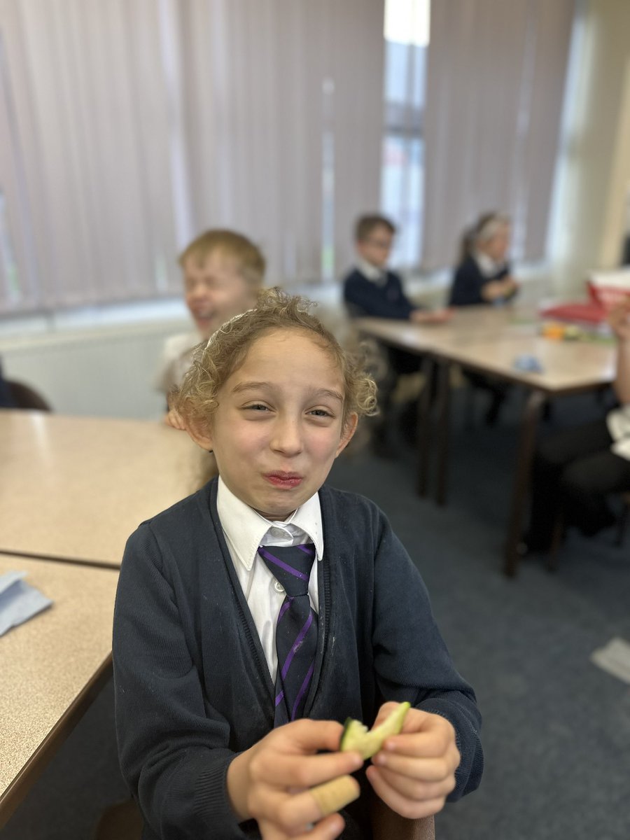 hancox_miss's tweet photo. Year 2 have tried courgette this afternoon! I wonder if they liked it 🤔#eatthemtodefeatthem #beworldwise https://t.co/KQ03aFkcmt