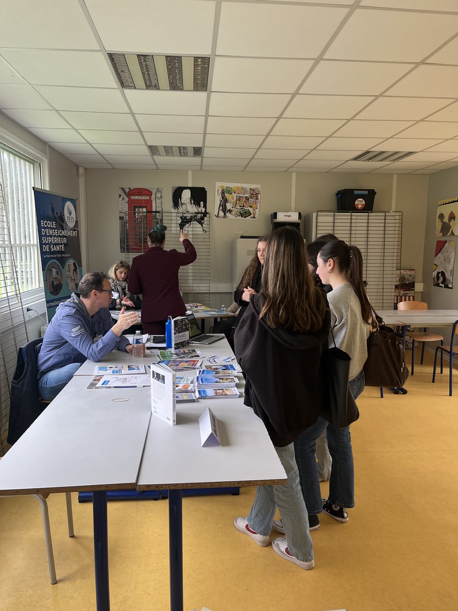 📣[Forum des métiers et des formations]🏫

L'hôpital Paul-Doumer <a href="/APHP/">Assistance Publique – Hôpitaux de Paris (AP-HP)</a> était présent, mardi 28 mars, sur le forum des #métiers et des #formations à destination des élèves du lycée professionnel Rothschild de St-Maximin, mais également les lycéens des établissement environnants.🏫