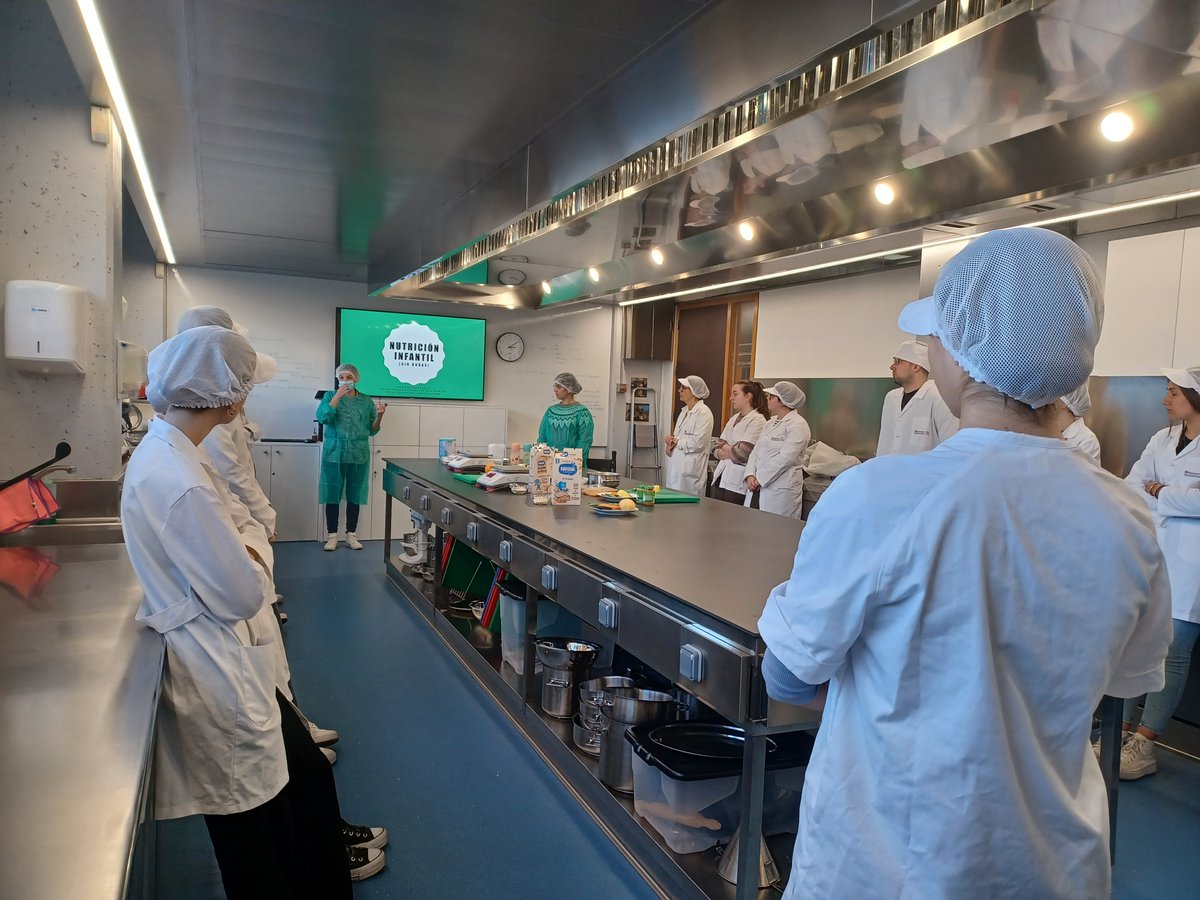 ¡Colaboramos con el mundo académico! 🎓 Nuestras nutricionistas Lidia Cerro y Nadia Solana participan en un taller práctico sobre #nutrición infantil en el segundo curso del Grado en Nutrición Humana y Dietética de la Facultad <a href="/Blanquerna/">Blanquerna</a> 
¡Gracias por invitarnos! ❤ #formacion