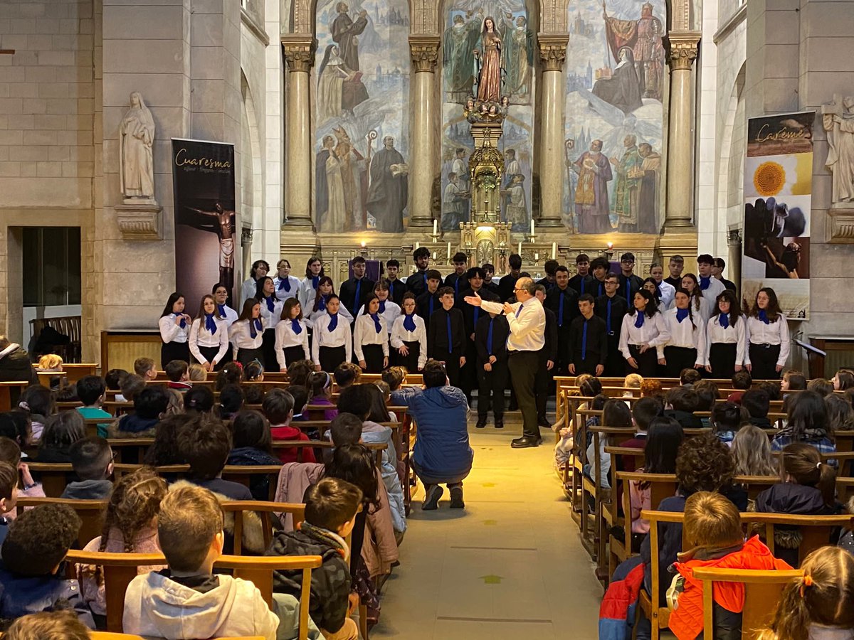 fgl_paris's tweet photo. Nuestro alumnado de Infantil y Primaria ha disfrutado del concierto del coro “Voces para la convivencia” de Ciempozuelos (Madrid) dirigidos por Alfonso Elorriaga @alf_elorriaga @corovplc #cefgl @AccEducativaExt https://t.co/gXEgputIle