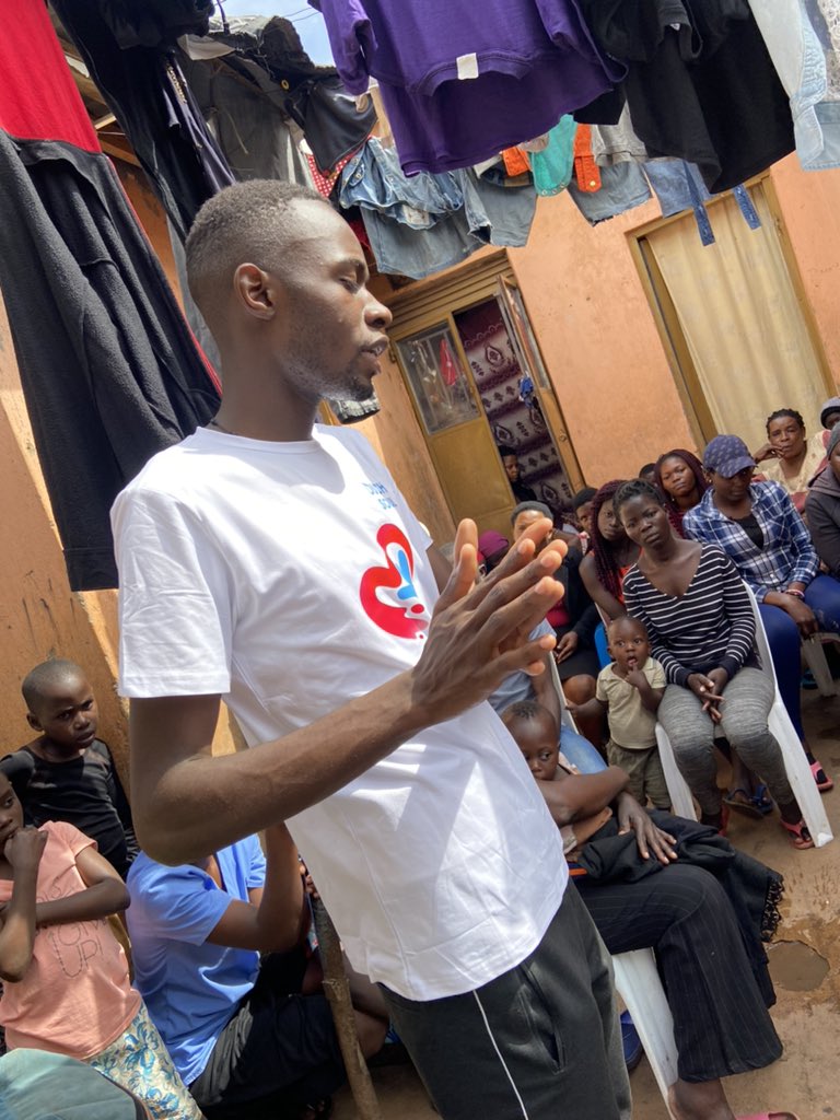 touchasoul01's tweet photo. We did an outreach in the slum areas of kamwokya yesterday. Here we sensitized people on importance of hygiene.#MakeADifference https://t.co/qJ2mO5IHTG