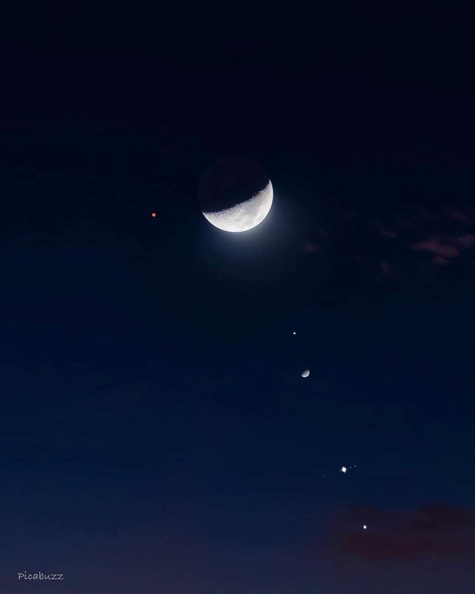 Nida_Zishan's tweet photo. #Moon visible with 5 planets. #Mars, #Uranus, #Venus, #Jupiter, #Mercury.
#5planets https://t.co/v8OFe8C5rU