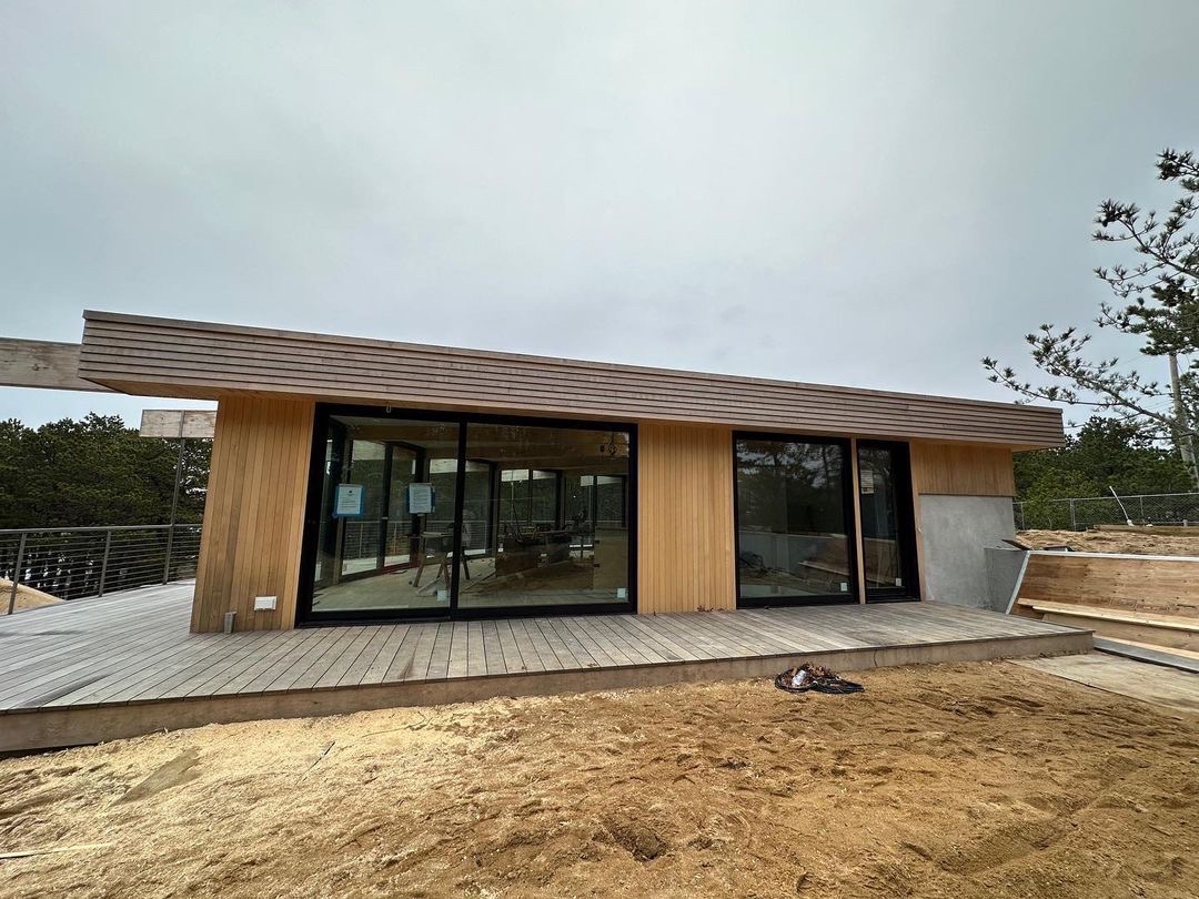 This home is 🔥!
Repost• #sbscapecod 
What a cool contemporary looking home currently being built 👌🏼

#LoewenWindows #EzraBlockArchitect #DanielJSilvaConstruction #EastAndMain
#ContemporaryHomes #ContemporaryDesign #CapeCodBuilders #CapeCodArchitects