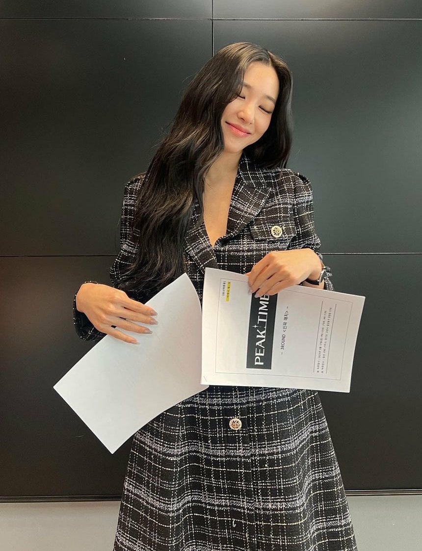 tiffany young, you're gorgeous 🩶