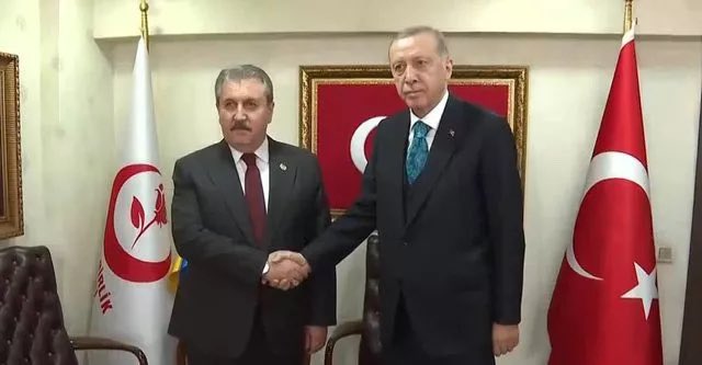 ritimritim's tweet photo. #SONDAKİKA🔴 #BeştepedenStajÇıksın

ÇOK ÇOK ÖNEMLİDİR‼️

ELDEN ELE YAYALIM‼️BOL BOL RT‼️

DESTİCİ, ERDOĞAN’A STAJI SÖYLEDİ‼️

Cumhurbaşkanı Recep Tayyip Erdoğan, BBP Genel Merkezi'nde Mustafa Destici'yi ziyaret etti. Destici, görüşmenin ardından açıklama yaptı.

Destici, "Sayın Cumhurbaşkanımıza, Büyük Birlik Partimizi ziyareti için teşekkür ediyorum. Tabi seçimler arifesinde, bu seçim sürecinde Cumhur İttifakı'nı oluşturan partilerimizi ziyaret ediyor. Kendileri ve heyetine bir kez daha şükranlarımı sunuyorum. Faydalı bir görüşme ger��ekleştirdik. Pek çok başlıkta istişarelerde bulunduk. Öncelikli konumuz deprem bölgesiydi." dedi.

BBP Genel Başkanı Mustafa Destici sözlerini şöyle sürdürdü:
Deprem bölgesinde yapılan çalışmaları konuştuk. BBP'nin yaptığı çalışmaları ve sahada gördüklerimizi kendisiyle paylaştık. Kendisi de kendi izlenimlerini bizimle paylaştı. Ortak ziyaretlerimiz de oldu. Bizim müstakilen bölgeye ziyaretlerimiz devam edecek, Sayın Cumhurbaşkanımızla da ziyaretlerimiz devam edecek.
Barınmayla ilgili ihtiyaçlar tamamına yakın şekilde karşılanmış durumda. Bir eksiklik yok, devletimiz, hükümetimiz orada. Bize gelen talepleri de, nerede hangi noksanlık varsa izlenimlerimizi kendileriyle paylaştık. İkinci gündem maddemiz, seçime gidilirken pek çok kesimimizin talepleri var. Bunların pek çoğu çözüldü. Biz de BBP olarak milletin sesiyiz. EYT'lilerin sesi olduk, 3600 ek gösterge bekleyen kardeşlerimizin sesi olduk, sözleşmelilerin sesi olduk. Seçim öncesi olduğu için, Meclis çalışmalarını tamamlayacak. Çırak-staj mağdurları olsun, taşeronlar olsun, 3600 ek gösterge bekleyen kamu şeflerimiz, ücretli öğretmenlerimiz olsun, tarım danışmanlarımız olsun, yani bütün bu kesimlerin bize ulaşan taleplerini de Sayın Cumhurbaşkanımızla paylaşma imkanını da tekrar değerlendirdiğimizi ifade etmek istiyorum.
Bunun bir sınırı yok, haklı taleplerden bahsediyorum. Bunlar yerine getirilebilirse büyük memnuniyet duyacağımızı ifade etmek istiyorum. Seçimlerle ilgili de değerlendirmelerimizi yaptık. Saha çalışmalarını da kendisiyle kısmen paylaştık. Kim ne derse desin Cumhur İttifakımız hem Cumhurbaşkanlığı ayağını birinci turunu kazanacak hem de milletvekilliğinde Meclis'te çoğunluğunu muhafaza edecektir.

@Mustafa_Destici @bbpgenelmerkez @RTErdogan @dbdevletbahceli @vedatbilgn @ErbakanFatih 

#BeştepedenStajÇıksın