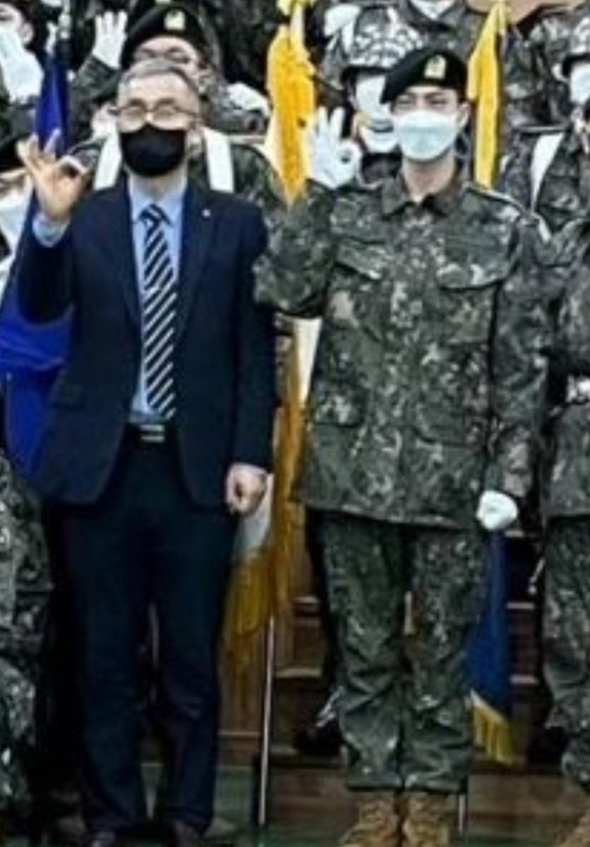 Finally finally new pic of Captain Korea Jin 🎉🥹 Again in mask but still just look the aura of World wide handsome Soldier 🪖🔥
#방탄소년단진 #Jin #TheAstronuat

Main Character #KimSeokjin always center of attraction 💜