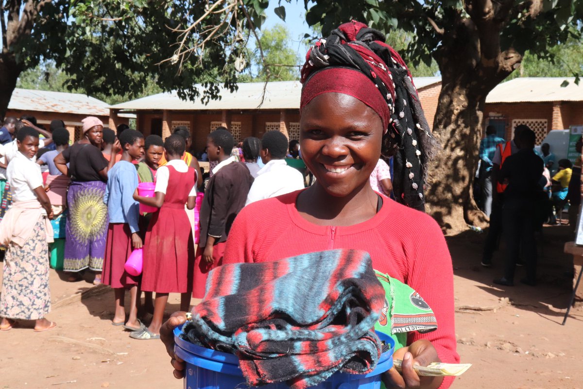 OxfamMalawi's tweet photo. “I have received 50,000 Kwacha, a blanket, soap, bucket &amp; wrapper. The money is not enough to buy all the things I need bcoz lost everything including my house. But it will help me start rebuilding my house &amp; buy some food,” said Ester Kathumba, Phalombe, Malawi

#BeHumanKind https://t.co/FXrQp9MhNd