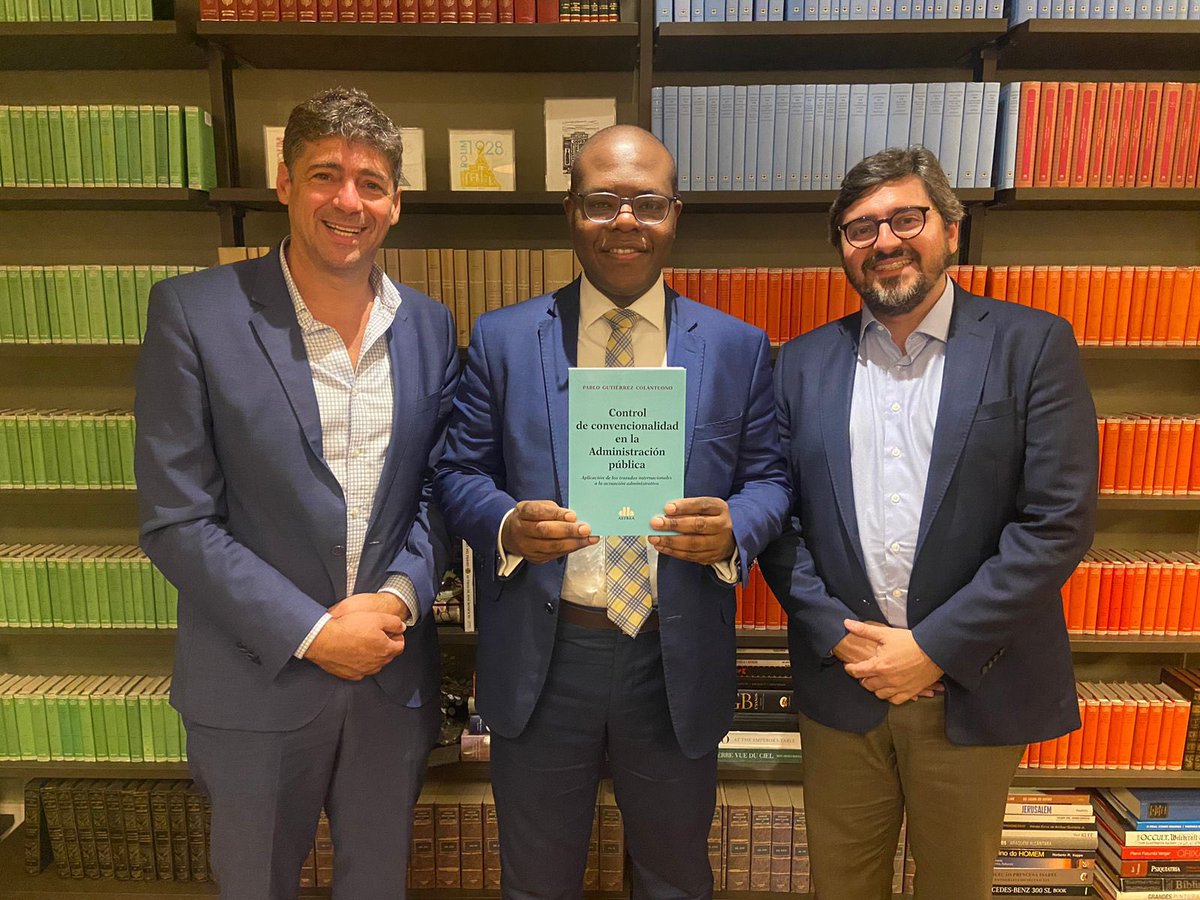 En San Pablo, Brasil, junto a Rafael Valim nos reunimos con el Ministro de Derechos Humanos y Ciudadanía, Silvio Almeida. Intercambiamos nuestras visiones de Latinoamérica, Brasil y Argentina. Le entregamos nuestro último libro. <a href="/RafaelValim7/">Rafael Valim</a> <a href="/silviolual/">Silvio Almeida</a>