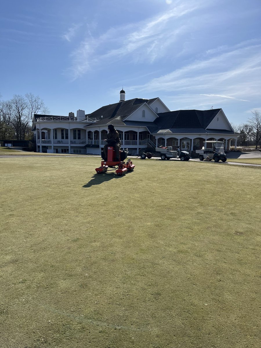 Jerek_Salto's tweet photo. The team got after it the past two days, knocking it out of the park. Greens deep tined, dragged, rolled &amp; mowed ahead of the weather 👍🏼👌🏼 #michigangolf https://t.co/S1ITqKqarE