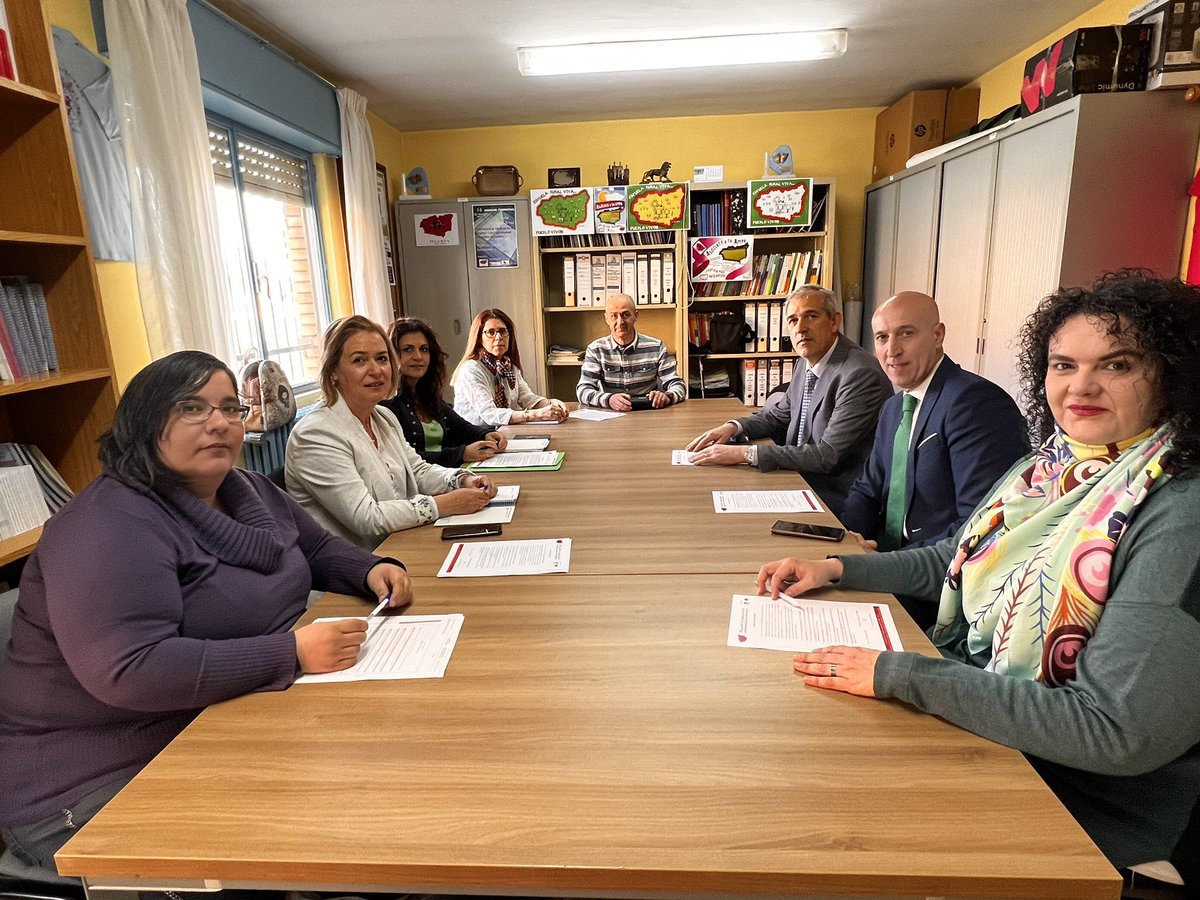 Nuestro compromiso es facilitar las mejores condiciones para los colegios de #leonesp e incrementar las acciones para la conciliación de las familias leonesas <a href="/felampaleon/">Felampa Sierra-Pambley</a> #ampas #JADiezSoloLeón #educación

acortar.link/Doq3bi