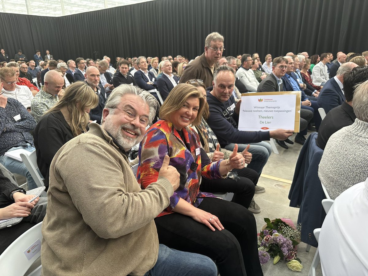 TOPTuinbouw's tweet photo. ‘Wat een verrassing, totaal niet verwacht’ aldus @Theelers1 ‘We zijn er ontzettend blij mee’
#Toptuinbouw #tuinbouwondernemersprijs https://t.co/8ge6IQjHvw