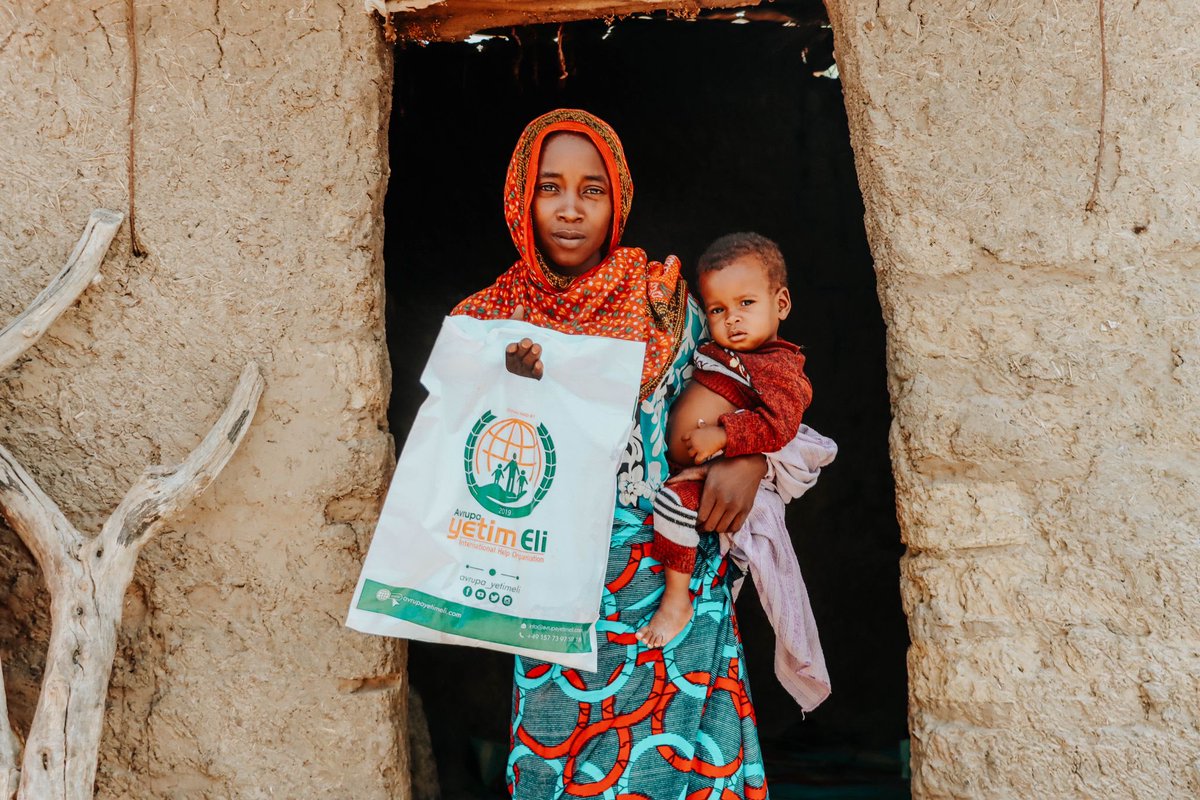 AvrupayetimeliH's tweet photo. 📍 Afrika - Çad 🇹🇩

Ramazanın bereketi yeryüzüne dağılmaya devam ediyor... 

Hayırseverlerimizin vermiş olduğu Adak, Akika ve şükür kurbanlarını keserek onlarca aileye dağıtımını gerçekleştirdik. https://t.co/Obc3X7Q41q