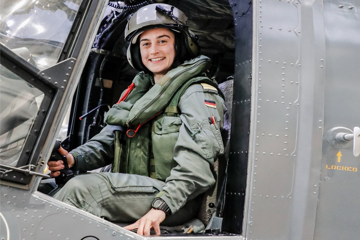 FueAkBwHH's tweet photo. Sie ist Sea-Lynx Pilotin und Teilnehmerin des Lehrgangs Generalstabs/Admiralstabsdienst National #LGAN an der Führungsakademie der #Bundeswehr: Korvettenkapitän Tabea Z. Welche Herausforderungen sie schon meistern musste, darüber berichtet sie hier: https://t.co/sXmjkfVCW2 https://t.co/0cwMVj9UUa