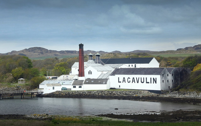 caskompareuk's tweet photo. Discover the smoky and peaty flavors of the best Islay whiskies with our ultimate guide. 

https://t.co/ad7Jm7dFIy

🥃 From Laphroaig to Ardbeg, learn about the unique characteristics of each distillery's offerings. #IslayWhisky #PeatyPerfection #SmokyFlavors #WhiskyGuide https://t.co/brWBepOYcd