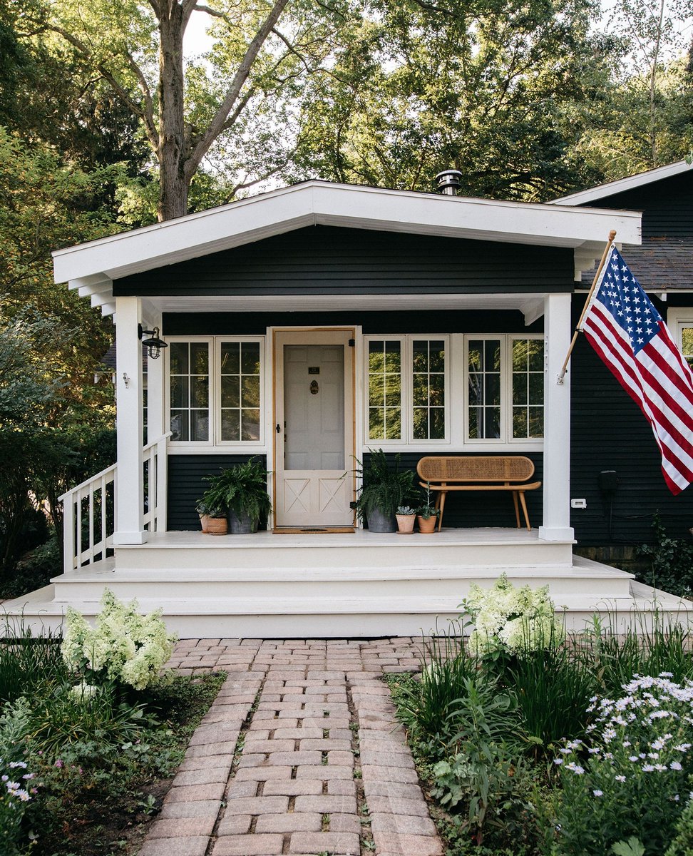 hgtv's tweet photo. Which front door color is best? 

Let us know ⬇️

Head to https://t.co/i84UJ5HN0n for more front door color ideas. #HGTVDesign https://t.co/153GVK2R6o
