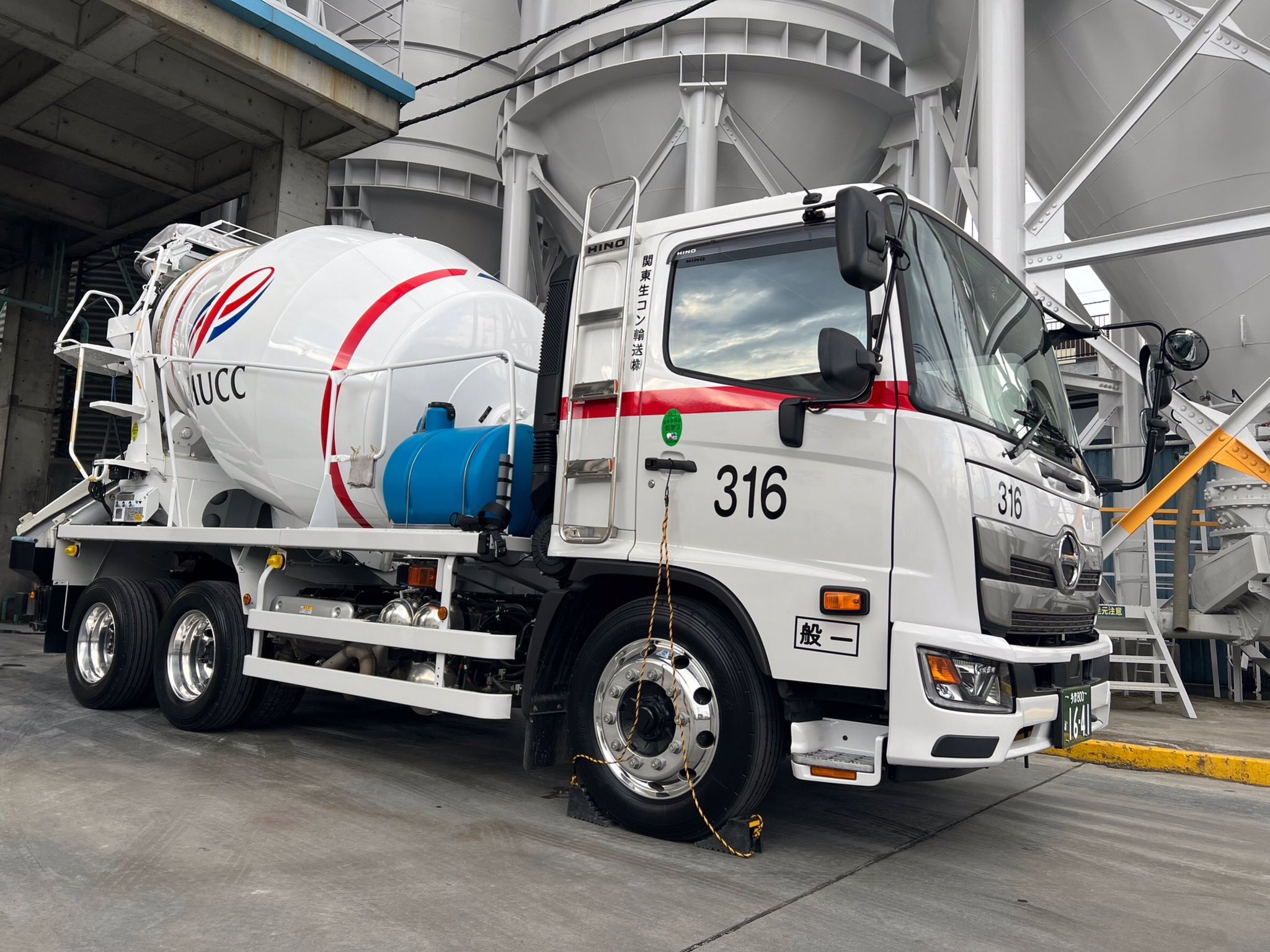 UBE三菱セメント ミキサー車 Amazon.co.jp: 特注 UBE三菱セメント セメントミキサー車 : おもちゃ
